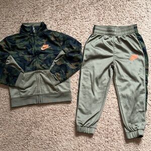 Nike Tracksuit 💚